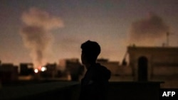 Столб дыма поднимается над Тегераном после удара 4 марта 2026 года. Фото: ATTA KENARE / AFP