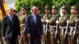 Președintele lituanian Gitanas Nauseda și cancelarul german Friedrich Merz (dreapta) în Vilnius, Lituania, 22 mai 2025.