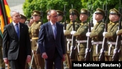 Прэзыдэнт Літвы Гітанас Наўседа і канцлер Нямеччыны Фрыдрых Мэрц аглядаюць ганаровую варту падчас цырымоніі прывітаньня ў Вільні, 22 траўня 2025 