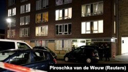 Полиција пред зградата во Утрехт каде беше уапсен осомничениот за нападот во трамвај. 