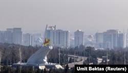 Monument din aur al fostului președinte al Turkmenistanului, Gurbangulî Berdimuhammedov, din Așgabat, fotografiat pe 20 martie.