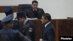 Armenia - Valeri Osipian (R), the chief of the Armenian police, arrives in a courtroom in Yerevan, February 6, 2019.