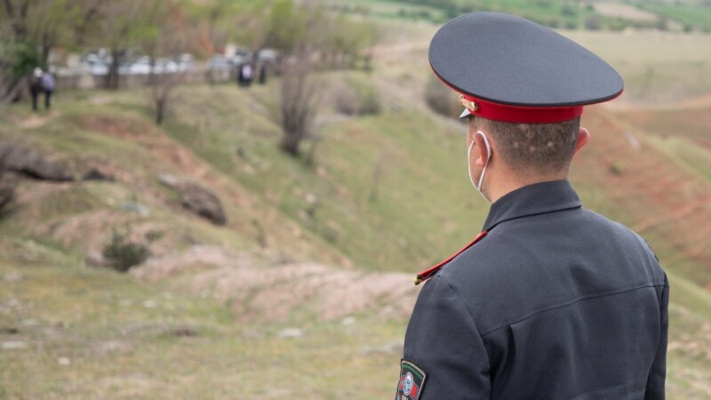 Бишкекте милиция кызматкери асынган абалда табылды