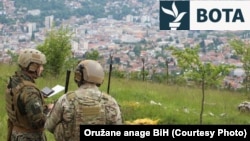 Pjesëtarë të ushtrisë të Bosnjë e Hercegovinës dhe pjesëtar të Gardës Kombëtare të Marilendit në Sarajevë. Fotografi nga arkivi. 