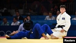 Reakcija kosovske džudistke Laure Fazliu (bijela) nakon pobjede nad Hrvaticom Katarinom Krišto za olimpijsku bronzanu medalju u Parizu, 30. jula 2024.