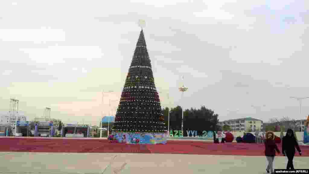 Aşgabadyň 2-nji mikroraýonyndaky Täze ýyl baýramçylyk arçasy.