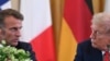 Президент Франції Еммануель Макрон (ліворуч) та президент США Дональд Трамп (праворуч) беруть участь у зустрічі з президентом України Володимиром Зеленським та європейськими лідерами у Білому домі у Вашингтоні, 18 серпня 2025 року
