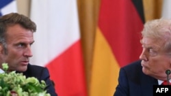 Президент Франції Еммануель Макрон (ліворуч) та президент США Дональд Трамп (праворуч) беруть участь у зустрічі з президентом України Володимиром Зеленським та європейськими лідерами у Білому домі у Вашингтоні, 18 серпня 2025 року