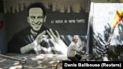 Geneva: graffiti cu Aleksei Navalny , portret al artistului elvețian Julien Baro & Ludis. Desenul a apărut înainte de summitul din iunie Putin-Biden de la Geneva, Elveția 2021. 