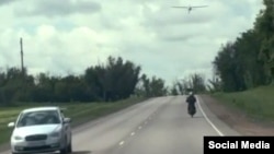 Дрон Hornet над дорогой в Крыму