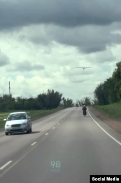 Дрон Hornet над дорогой в Крыму