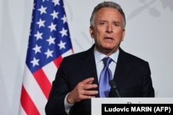 Спеціальний посланець США Стів Віткофф дає пресконференцію після саміту «Коаліції охочих» щодо гарантій безпеки для України в Єлисейському палаці в Парижі, Франція, 6 січня 2026 року