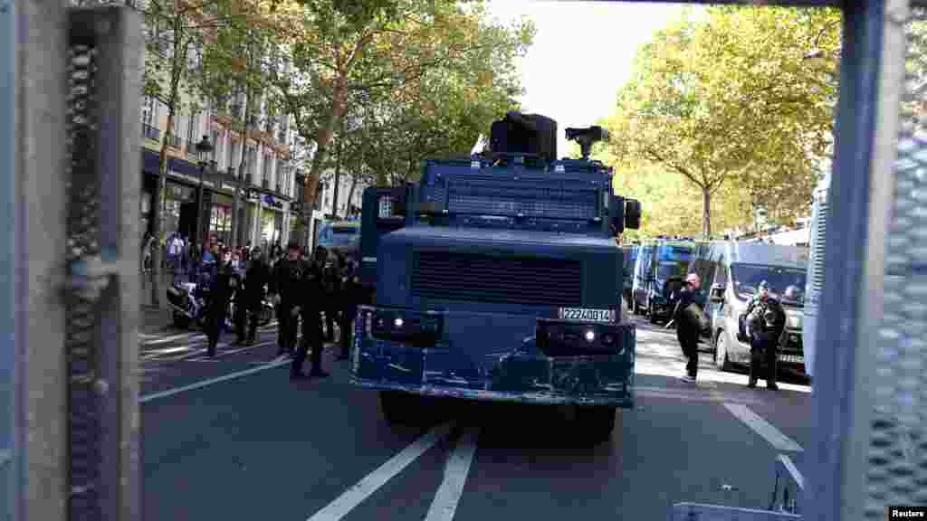 Francia csendőrök és rendőrök vízágyús autóval a párizsi tüntetésen szeptember 18-án