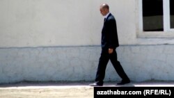 Türkmen howpsuzlyk gullugynyň işgäri.