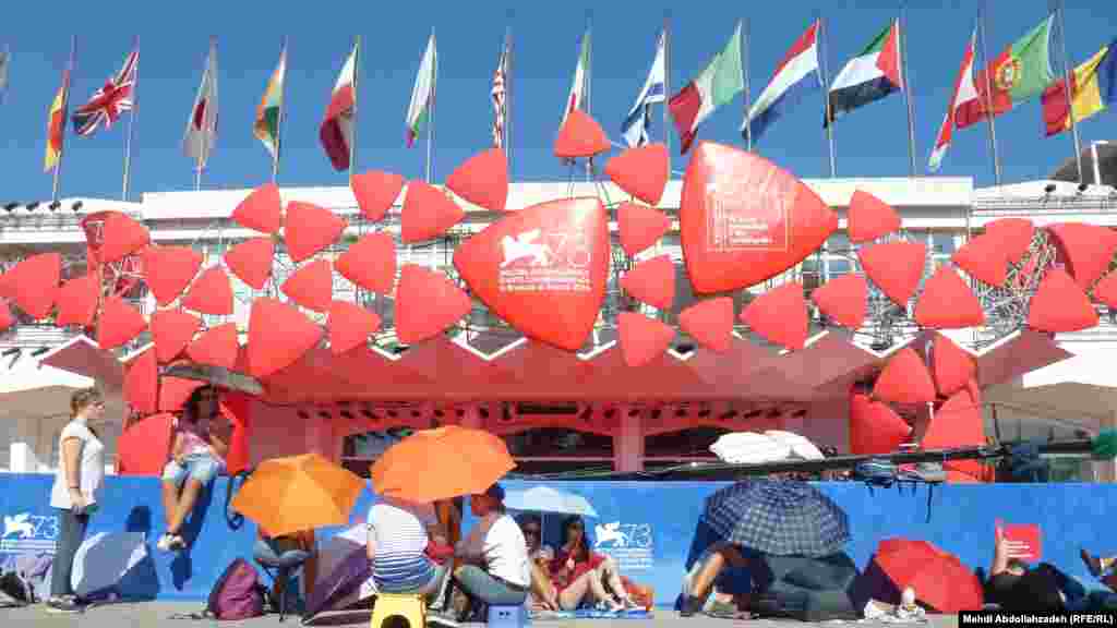 علاقمندان سینما در انتظار مراسم فرش قرمز زیر آفتاب&nbsp;