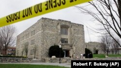 Будівля в кампусі Вірджинського технологічного університету, обгороджене поліцією після розстрілу студентів 19 квітня 2007 року