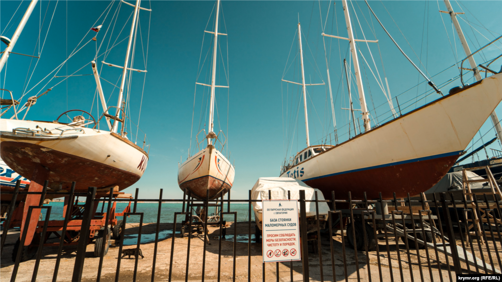 В прошлом году городская парусная федерация огородила свои яхты железным забором