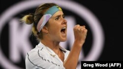 Элина Свитолина празднует победу над Лорен Дэвис из США в одиночном матче открытого чемпионата Australian Open в Мельбурне, 23 января 2020 года