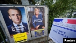 Plakati sa likom Emanuela Makrona i Marin Le Pen na ulicama Pariza