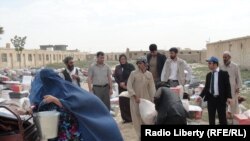 Сотрудники международных организаций распределяют гуманитарную помощь жителям Афганистана.