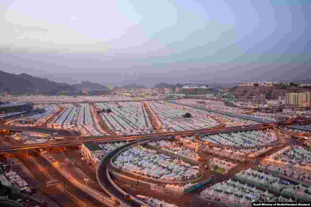 Potom su hodočasnici krenuli put Mine, sedam kilometara severoistočno od Velike džamije u Meki, gde su proveli dan moleći se, pre nego što su krenuli na planinu Arafat, gde je prorok Muhamed održao poslednju besedu.