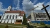 Выгляд на касьцёл Сьвятога Роха і будоўлю Акадэміі нацыянальнай бясьпекі КДБ. 4 чэрвеня 2026 году