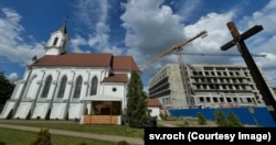 Clădirea aflată în construcție, în apropierea Bisericii Sfântul Rochus.