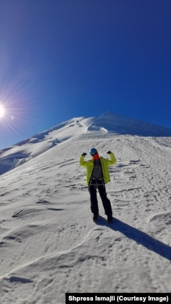 Shpresa Ismaili në majën e malit Mont Blanc në Francë, mbi 4.800 metra e lartë.