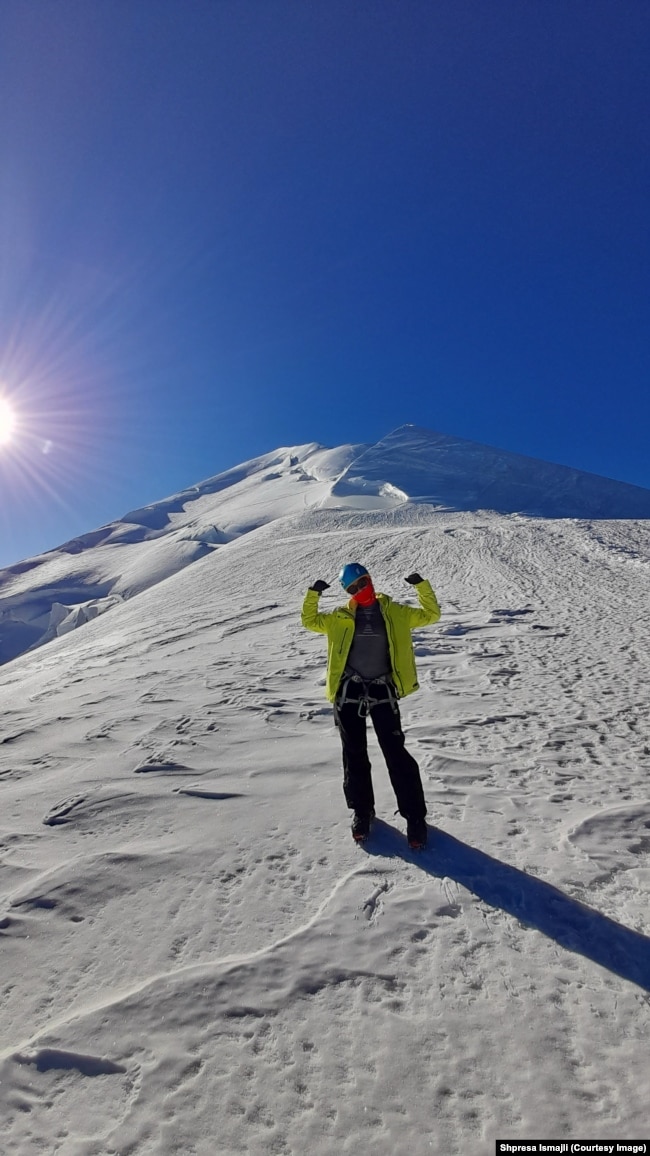 Shpresa Ismaili në majën e malit Mont Blanc në Francë, mbi 4.800 metra e lartë.