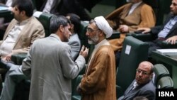 کوچک‌زاده نماینده تهران، پورمحمدی را به تساهل با «اشرافی‌گری» در وزارت کشور و سازمان بازرسی متهم کرد.