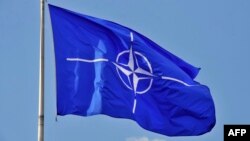 Флаг НАТО над штаб-квартирой в Брюсселе. Иллюстративное фото.