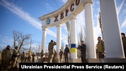 Украинские военные и президент Украины Владимир Зеленский в Херсоне после его деоккупации