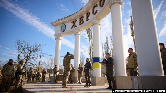 Украинские военные и президент Украины Владимир Зеленский в Херсоне после его деоккупации