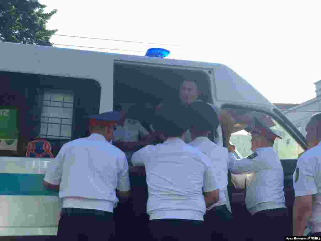 Полицейские погружают в автозак задержанного. Они не объяснили Азаттыку, по каким причинам было проведено задержание. Алматы, 6 июля 2018 года. 
