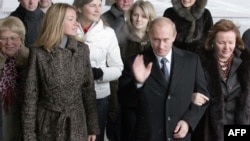 2007-ci il. Putin o vaxtkı arvadı Ludmila (sağda) və qızları Maria ilə (solda)