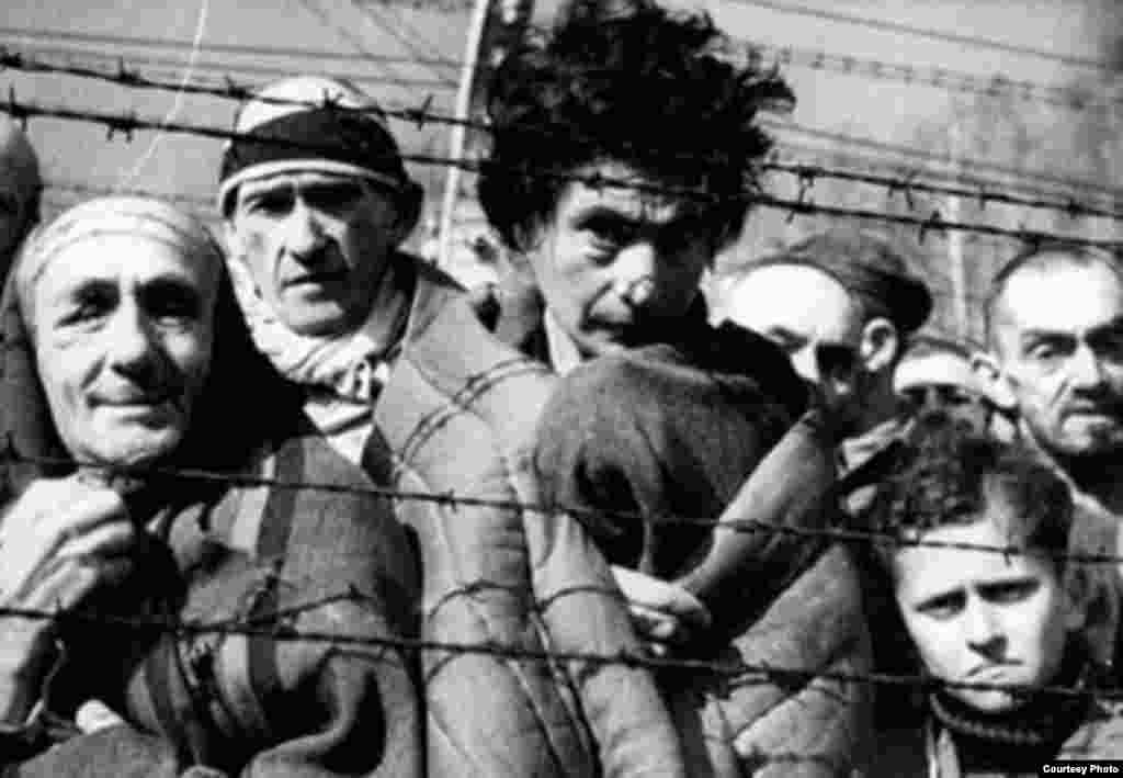 Узники концентрационного лагеря Освенцим.