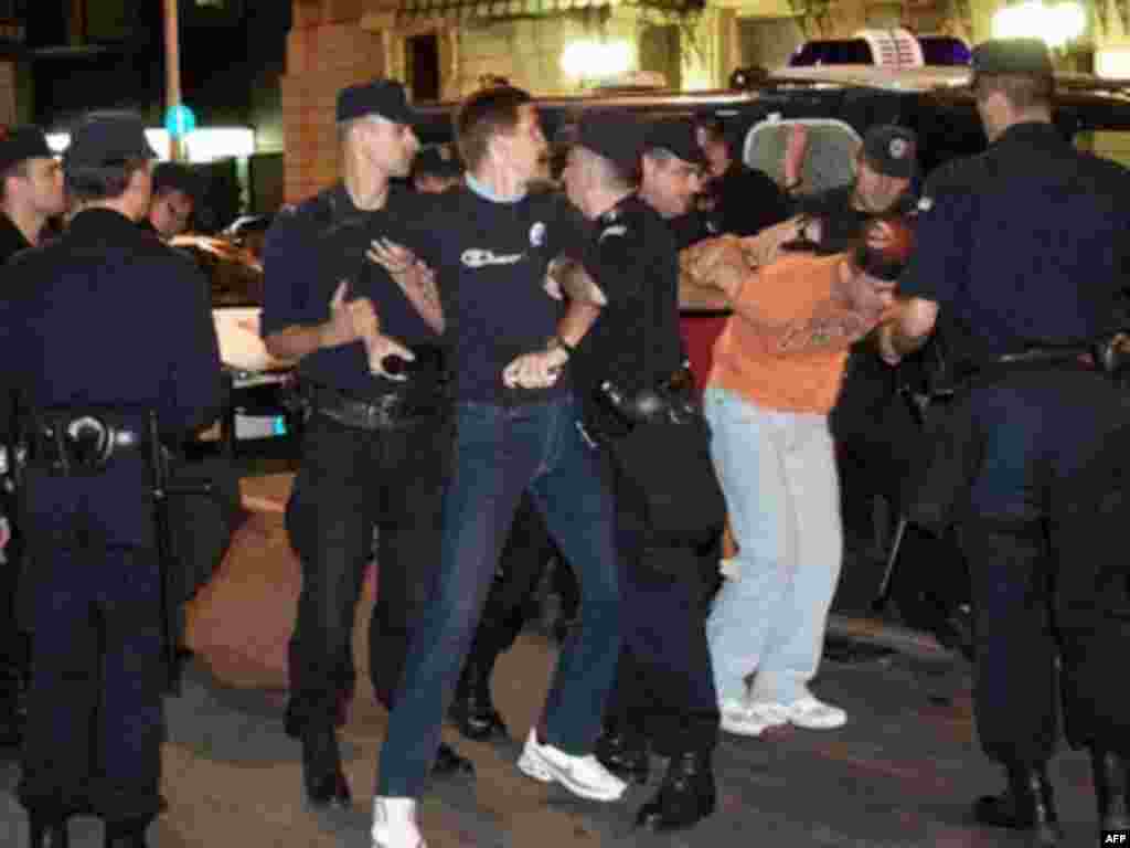 Сербская полиция арестовывает сторонников Радована Караджича в центре Белграда, 22 июля 2008