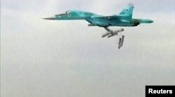 Российский бомбардировщик Су-24 сбрасывает бомбы в Сирии