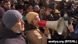 Активист Жанболат Мамай — глава группы по созданию Демократической партии, активистка Асем Жапишева, участница движения «Oyan, Qazaqstan», во время протеста в Алматы. 10 января 2021 года.