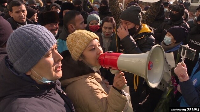 Активист Жанболат Мамай, глава группы по созданию Демократической партии, и активистка Асем Жапишева, участница движения «Oyan, Qazaqstan», во время протеста в Алматы. 10 января 2021 года.