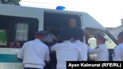 Полиция кармап бараткан адам. 6-июль, 2017-жыл.