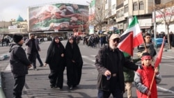 Oameni în Piața Enghelab din Teheran, 14 ianuarie 2026.