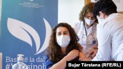Një qytetare e Kosovës duke vaksinuar në Prishtinë.