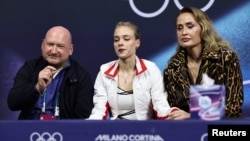 Анастасия Губанова (в центре), её тренер Евгений Рукавицын и глава Федерации фигурного катания Грузии Мариам Гиоргобиани