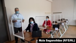 ნუნუ მიცკევიჩი, განათლების მინისტრის მოადგილე და სოფიო გორგოძე, შეფასებისა და გამოცდების ეროვნული ცენტრის ხელმძღვანელი საგამოცდო ცენტრში