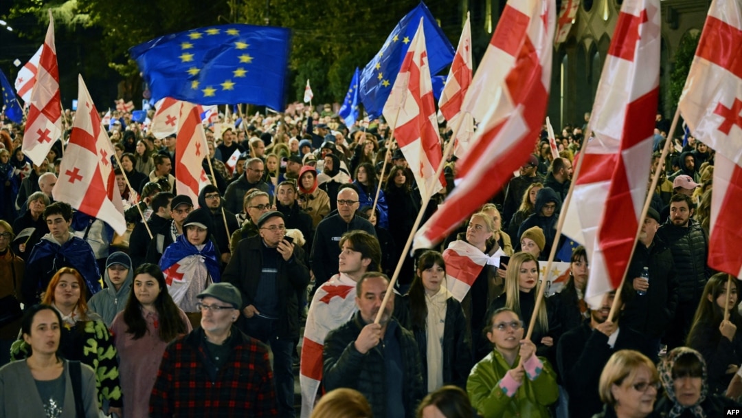 Manifestanți georgieni în timpul unui miting pro-european la Tbilisi, pe 20 octombrie 2024, înainte de alegerile parlamentare.