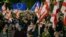 Manifestanți georgieni în timpul unui miting pro-european la Tbilisi, pe 20 octombrie 2024, înainte de alegerile parlamentare.