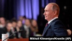 Orsýetiň prezidenti Wladimir Putin Kremlde geçiren ýyllyk metbugat-konferensiýasynda, Moskwa, 14-nji dekabr, 2017. 