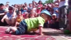 Жөрмөлөгөн бөбөктөрдүн жарышы өттү