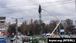 Монтаж новогодней елки на Привокзальной площади, 9 декабря 2021 года